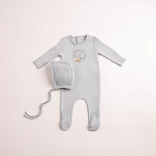 Load image into Gallery viewer, Cradle scene footie and bonnet - Crisp blue
