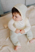 Load image into Gallery viewer, Popcorn knit bonnet - Blue
