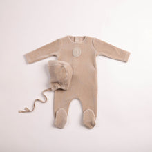 Load image into Gallery viewer, Plaquet velour footie and bonnet - Flint grey
