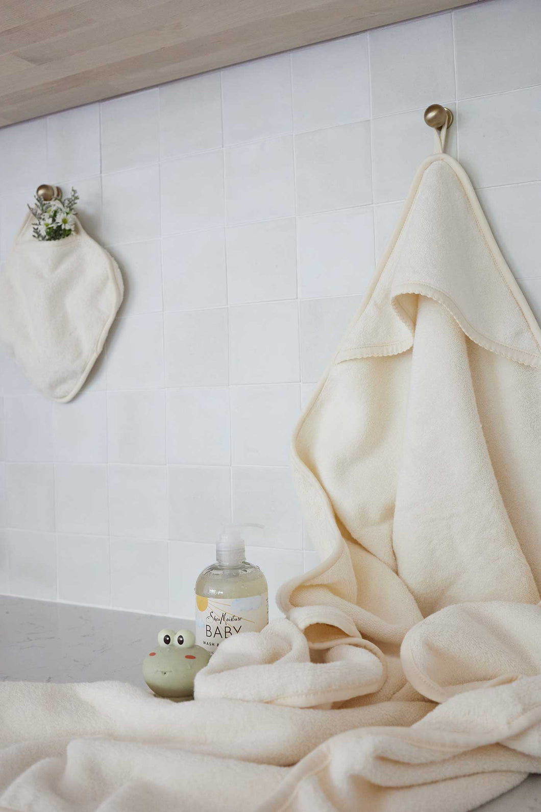 Solid scalloped hooded towel and washcloth set - Cream